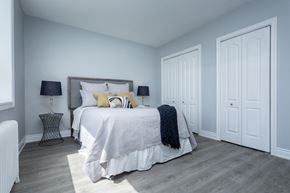 Hamilton apartment for rent - A bedroom with a large bed and two lamps.