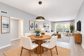 Largo apartment for rent - A dining room with a round table and chairs.