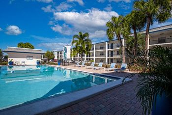 Resort-style pools w/ cabanas & daybeds