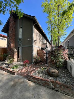Sacramento apartment for rent - Front entry
