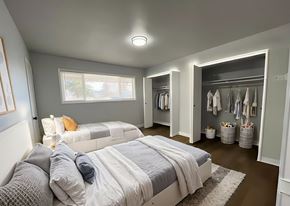 Milwaukie townhouse for rent - A bedroom with two beds and a walk-in closet.