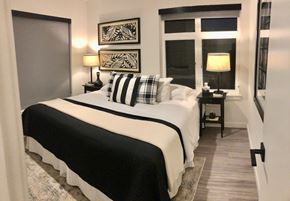 Portland apartment for rent - A bedroom with a large bed and two lamps.