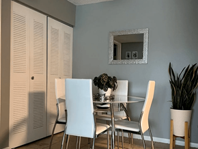 Homestead apartment for rent - A dining room with a table, chairs and a mirror.