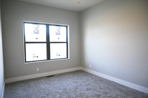 Gretna apartment for rent - A room with a carpeted floor and a window with blinds.