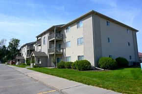 Gretna apartment for rent - Apartment building with a parking lot in front.