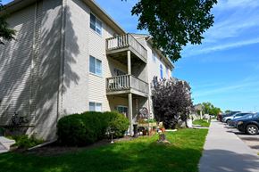 Gretna apartment for rent - A sunny day at a residential apartment complex with a clear blue sky.