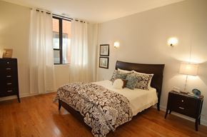 Chicago apartment for rent - a bedroom with a bed and a window