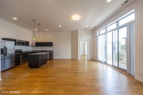 Chicago apartment for rent - Open Living Space with Massive Windows