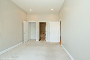 Chicago apartment for rent - Bedroom with a large closet - 2 Bedroom