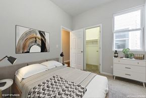 Chicago apartment for rent - Bright bedroom with a large closet