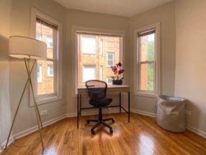 Chicago apartment for rent - Hardwood flooring and large windows