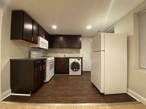 Chicago apartment for rent - Full size appliances including a built in microwave