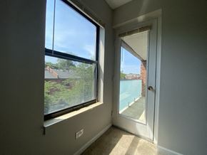 Chicago apartment for rent - Door to the balcony from the bedroom