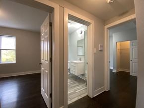 Chicago apartment for rent - Conveniently located bathroom - 2 Bedroom