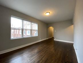 Chicago apartment for rent - Living room with lots of natural lighting - 3 Bedroom