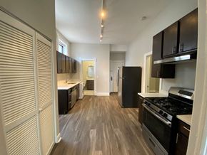 Chicago apartment for rent - Large kitchen with plenty of cabinets for storage