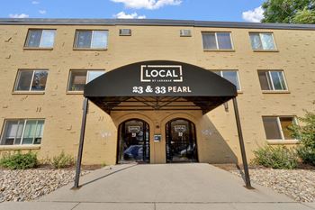 Covered entrance to 23 - 33 pearl