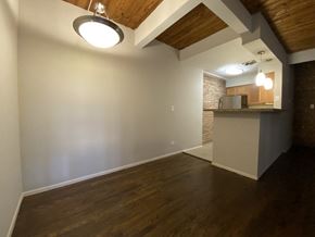Chicago apartment for rent - Dining area off the kitchen