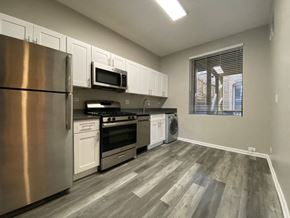 Chicago apartment for rent - Large window in the kitchen