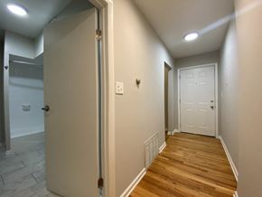 Chicago apartment for rent - Hallway to the bathroom