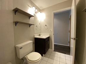 Chicago apartment for rent - Bathroom with storage shelves