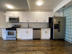 Chicago apartment for rent - Large kitchen with hardwood floors
