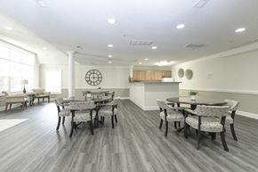 Chesapeake apartment for rent - Large community room area for residents to enjoy with plenty of seating.