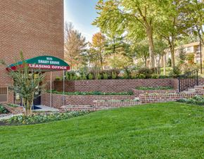 Derwood townhouse for rent - A leasing office is located in a landscaped courtyard.