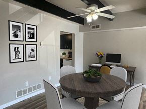 Medina apartment for rent - a dining room with a table and chairs