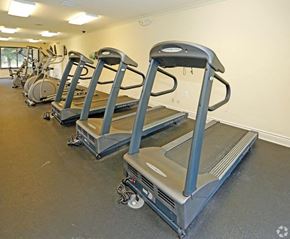 Farmington Hills apartment for rent - a group of exercise equipment in a gym
