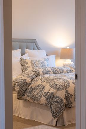 Lauderdale apartment for rent - a bedroom with a bed with blue and white comforter and pillows
