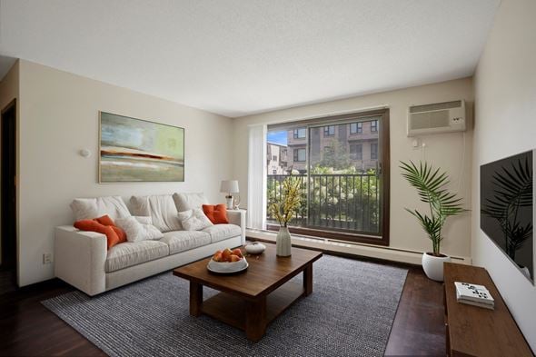 Minneapolis apartment for rent - Spacious Living Room at 2800 Girard Apartments, Minneapolis