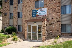 Minneapolis apartment for rent - 600 10th Ave Apartments entry