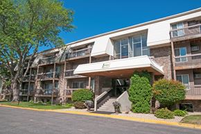 Burnsville apartment for rent - Elegant Exterior View at Burnsville Parkway Apartments, Burnsville