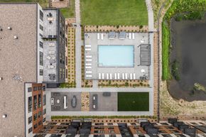 Rosemount apartment for rent - A bird's eye view of a building with a pool and parking lot.