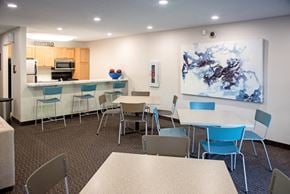 Eden Prairie apartment for rent - EdenvaleApartments_EdenPrairie_MN_communitykitchen