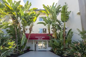 Hayward apartment for rent - the building in which the hotel is located