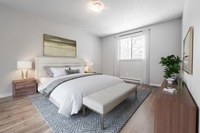 London townhouse for rent - A bedroom with a large bed and a bench.