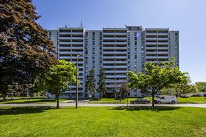 Thornhill apartment for rent - A tall building with a green lawn in front of it.
