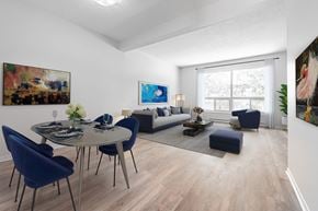 London townhouse for rent - A dining room with a glass table surrounded by blue chairs.