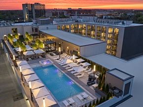 Birmingham townhouse for rent - A rooftop pool area with lounge chairs and umbrellas.