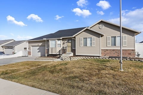 Floor plan for 5 beds, 3 baths, 2520 sqft