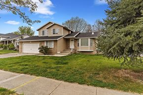 Centerville apartment for rent - the front of a house with a lawn and trees