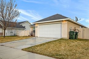 Kuna apartment for rent - A house with a white garage door and a green trash bin in front.
