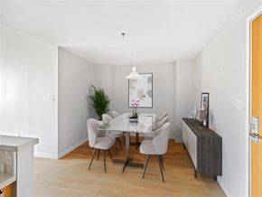 Cambridge apartment for rent - A dining room with a white table and chairs.
