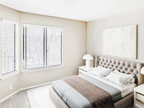 Murray apartment for rent - a bedroom with a bed and two windows
