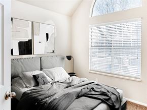Murray apartment for rent - a bedroom with a bed and a window