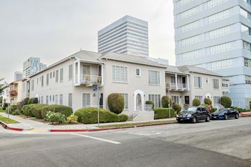 Los Angeles apartment for rent - A row of townhouses with cars parked in front.