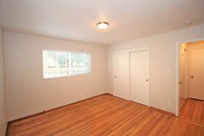 Oakland apartment for rent - a living room with a hard wood floor and a window