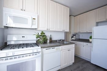 Fully equipped kitchen w/ dishwasher